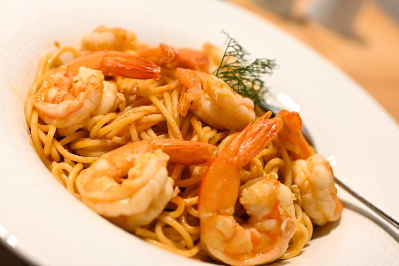 Spaghetti with shrimp, garlic and fresh tomato — a Mikri Avra signature dish.